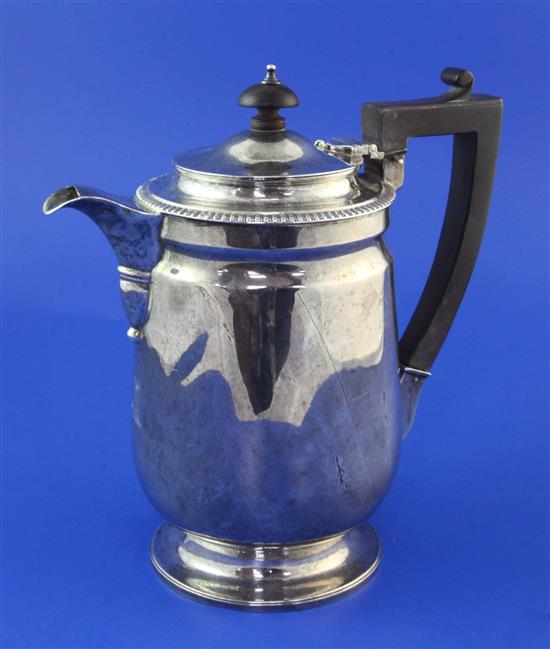 An Edwardian silver hot water jug, gross 26 oz.